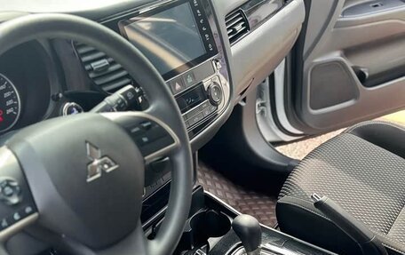 Mitsubishi Outlander III рестайлинг 3, 2021 год, 2 095 000 рублей, 11 фотография