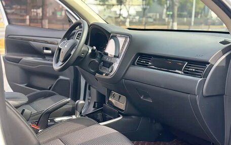 Mitsubishi Outlander III рестайлинг 3, 2021 год, 2 095 000 рублей, 12 фотография