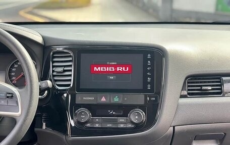 Mitsubishi Outlander III рестайлинг 3, 2021 год, 2 095 000 рублей, 10 фотография