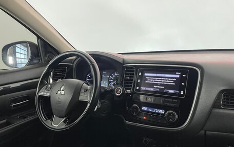 Mitsubishi Outlander III рестайлинг 3, 2017 год, 1 869 000 рублей, 14 фотография
