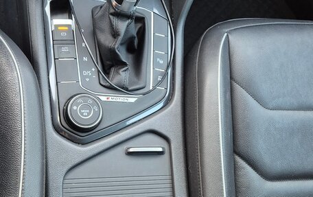 Volkswagen Tiguan II, 2019 год, 2 800 000 рублей, 21 фотография