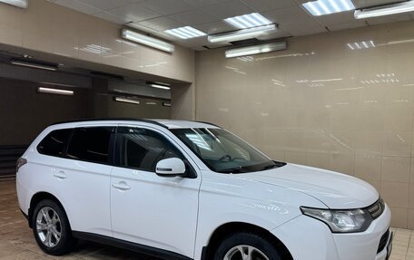 Mitsubishi Outlander III рестайлинг 3, 2014 год, 1 050 000 рублей, 2 фотография