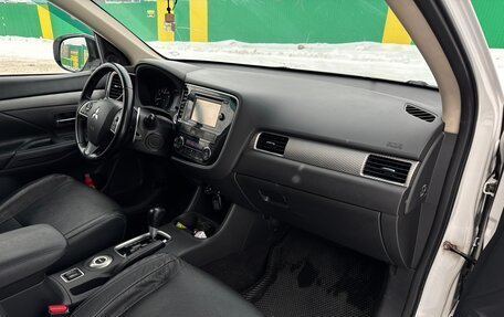 Mitsubishi Outlander III рестайлинг 3, 2014 год, 1 050 000 рублей, 10 фотография