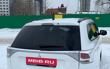Mitsubishi Outlander III рестайлинг 3, 2014 год, 1 050 000 рублей, 5 фотография
