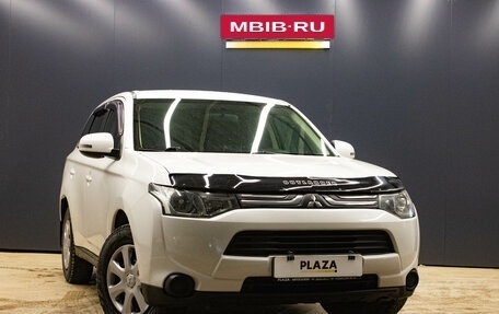 Mitsubishi Outlander III рестайлинг 3, 2013 год, 1 349 000 рублей, 2 фотография