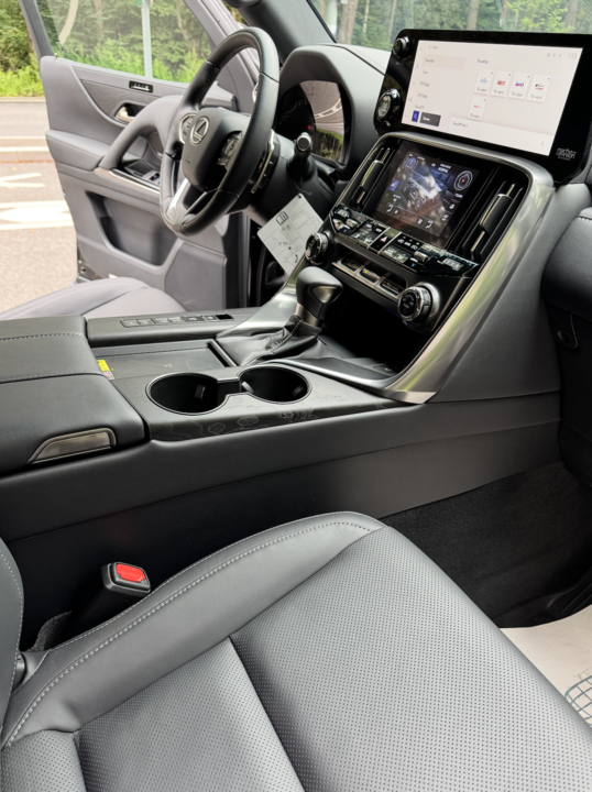 Lexus LX III рестайлинг 2, 2025 год, 19 700 000 рублей, 13 фотография