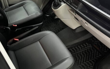 Volkswagen Caravelle T6 рестайлинг, 2018 год, 3 500 000 рублей, 13 фотография