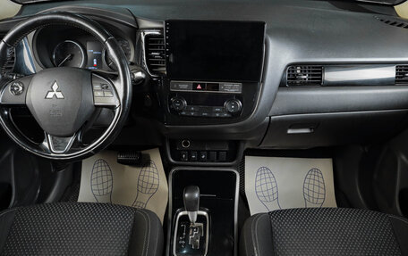 Mitsubishi Outlander III рестайлинг 3, 2018 год, 1 859 000 рублей, 12 фотография