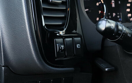 Mitsubishi Outlander III рестайлинг 3, 2019 год, 2 350 000 рублей, 14 фотография