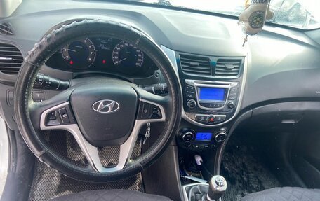 Hyundai Solaris II рестайлинг, 2011 год, 635 000 рублей, 2 фотография