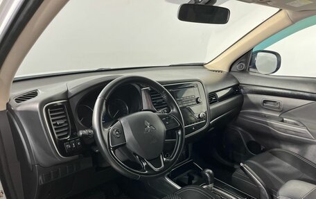 Mitsubishi Outlander III рестайлинг 3, 2020 год, 2 250 000 рублей, 8 фотография