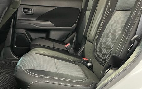 Mitsubishi Outlander III рестайлинг 3, 2020 год, 2 250 000 рублей, 16 фотография