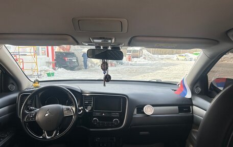 Mitsubishi Outlander III рестайлинг 3, 2018 год, 1 530 000 рублей, 8 фотография