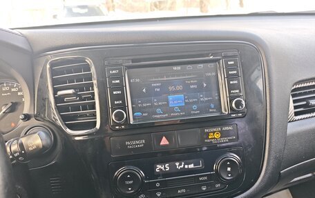 Mitsubishi Outlander III рестайлинг 3, 2015 год, 1 250 000 рублей, 10 фотография