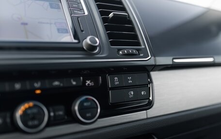 Volkswagen Multivan T6 рестайлинг, 2019 год, 5 000 000 рублей, 14 фотография