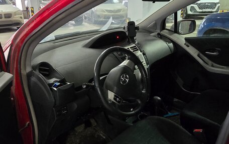 Toyota Yaris III рестайлинг, 2007 год, 430 000 рублей, 1 фотография