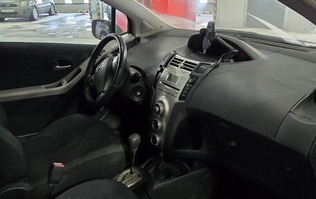 Toyota Yaris III рестайлинг, 2007 год, 430 000 рублей, 2 фотография