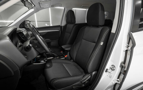 Mitsubishi Outlander III рестайлинг 3, 2018 год, 2 400 000 рублей, 9 фотография