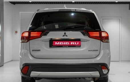 Mitsubishi Outlander III рестайлинг 3, 2018 год, 2 400 000 рублей, 6 фотография