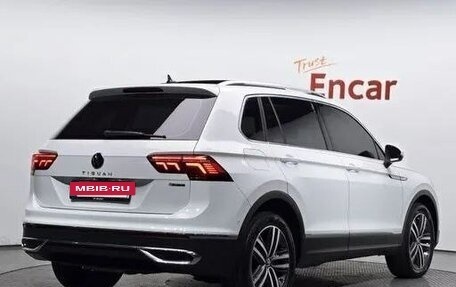 Volkswagen Tiguan II, 2023 год, 3 990 000 рублей, 2 фотография