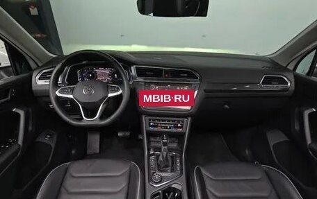 Volkswagen Tiguan II, 2023 год, 3 990 000 рублей, 3 фотография