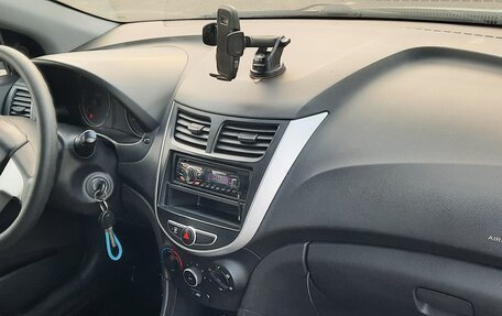 Hyundai Solaris II рестайлинг, 2011 год, 630 000 рублей, 10 фотография