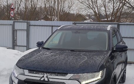 Mitsubishi Outlander III рестайлинг 3, 2019 год, 2 100 000 рублей, 5 фотография