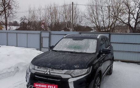 Mitsubishi Outlander III рестайлинг 3, 2019 год, 2 100 000 рублей, 4 фотография