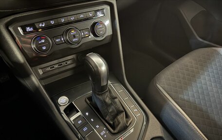 Volkswagen Tiguan II, 2019 год, 2 400 000 рублей, 17 фотография