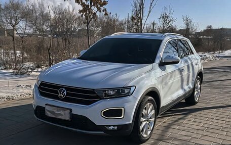 Volkswagen T-Roc I, 2022 год, 1 800 000 рублей, 1 фотография