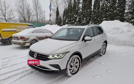 Volkswagen Tiguan II, 2021 год, 3 550 000 рублей, 2 фотография