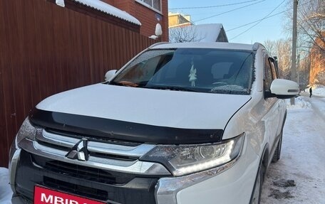 Mitsubishi Outlander III рестайлинг 3, 2015 год, 1 800 000 рублей, 1 фотография