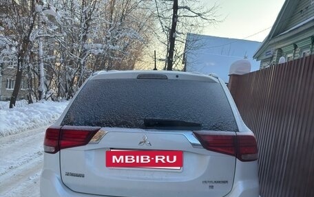 Mitsubishi Outlander III рестайлинг 3, 2015 год, 1 800 000 рублей, 2 фотография