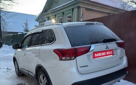 Mitsubishi Outlander III рестайлинг 3, 2015 год, 1 800 000 рублей, 3 фотография