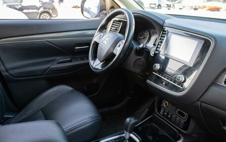 Mitsubishi Outlander III рестайлинг 3, 2021 год, 2 229 000 рублей, 13 фотография