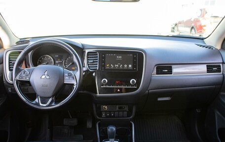 Mitsubishi Outlander III рестайлинг 3, 2021 год, 2 229 000 рублей, 12 фотография