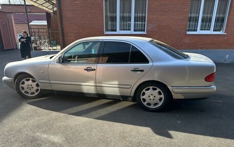 Mercedes-Benz E-Класс, 1998 год, 430 000 рублей, 2 фотография