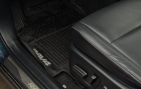 Toyota RAV4, 2018 год, 2 300 000 рублей, 26 фотография