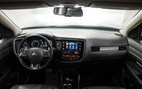 Mitsubishi Outlander III рестайлинг 3, 2018 год, 2 278 000 рублей, 11 фотография