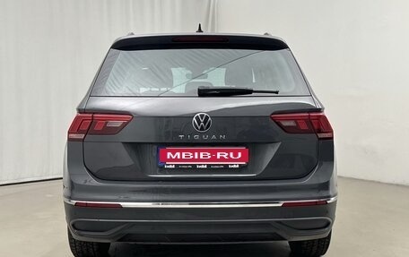 Volkswagen Tiguan II, 2022 год, 2 800 000 рублей, 2 фотография