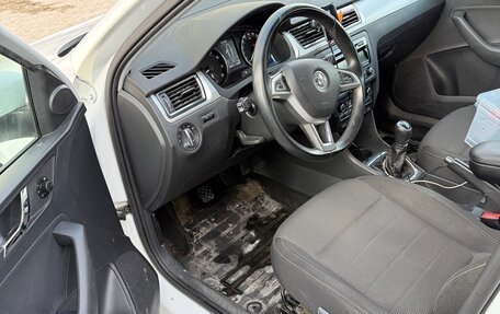 Skoda Rapid I, 2015 год, 1 350 000 рублей, 10 фотография