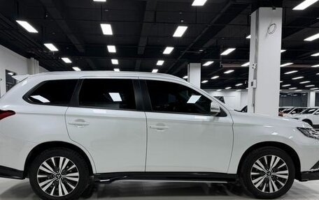 Mitsubishi Outlander III рестайлинг 3, 2021 год, 2 150 007 рублей, 8 фотография