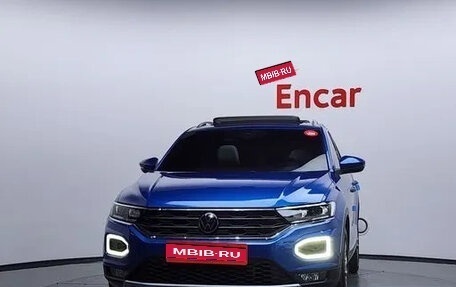 Volkswagen T-Roc I, 2023 год, 1 560 000 рублей, 1 фотография