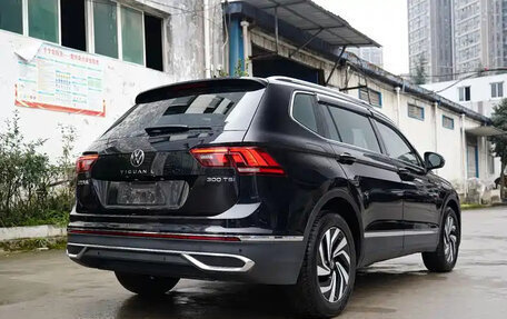 Volkswagen Tiguan II, 2023 год, 2 200 000 рублей, 3 фотография