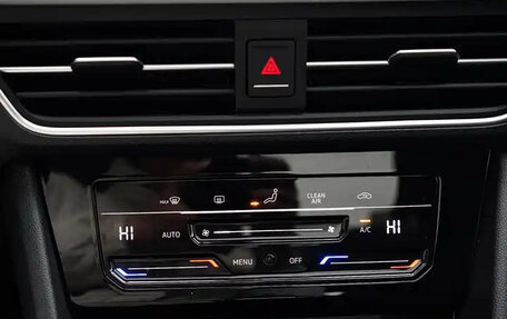 Volkswagen Tiguan II, 2023 год, 2 200 000 рублей, 12 фотография