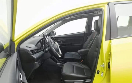 Toyota Yaris XP150 рестайлинг, 2021 год, 1 250 000 рублей, 3 фотография