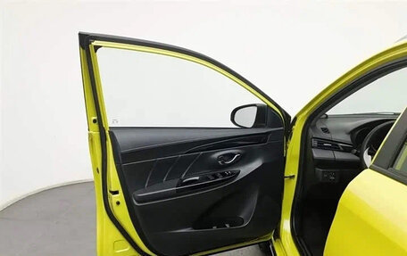 Toyota Yaris XP150 рестайлинг, 2021 год, 1 250 000 рублей, 22 фотография