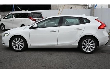 Volvo V40 II рестайлинг, 2018 год, 1 000 000 рублей, 5 фотография