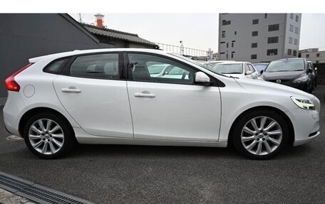 Volvo V40 II рестайлинг, 2018 год, 1 000 000 рублей, 6 фотография