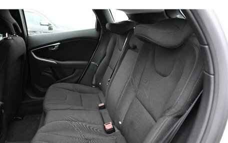 Volvo V40 II рестайлинг, 2018 год, 1 000 000 рублей, 11 фотография